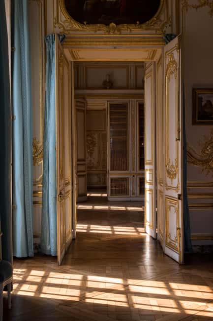 Versailles: Entry ticket & Private Apartments VIP Tour - Hall of Mirrors: Expect Crowds, but Use the Advantage