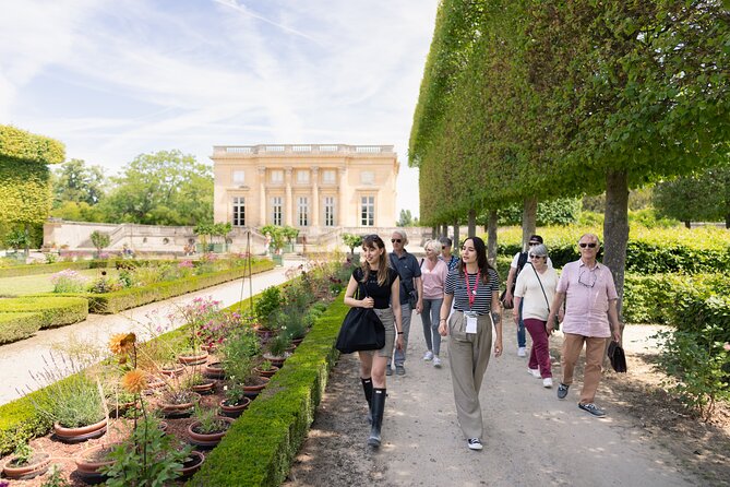 Versailles Full-Day Tour with the Estate of Marie-Antoinette - Gardens break and lunch: plan for a pause you control