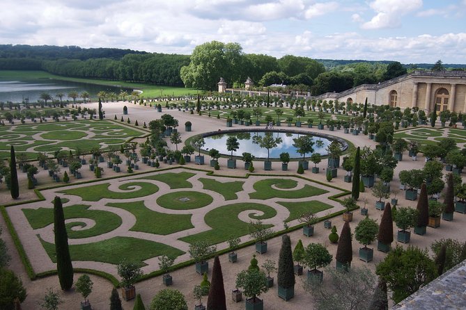 Versailles Palace and Gardens Tour by Train from Paris - Hall of Mirrors in 30 minutes: what to look for besides the photos
