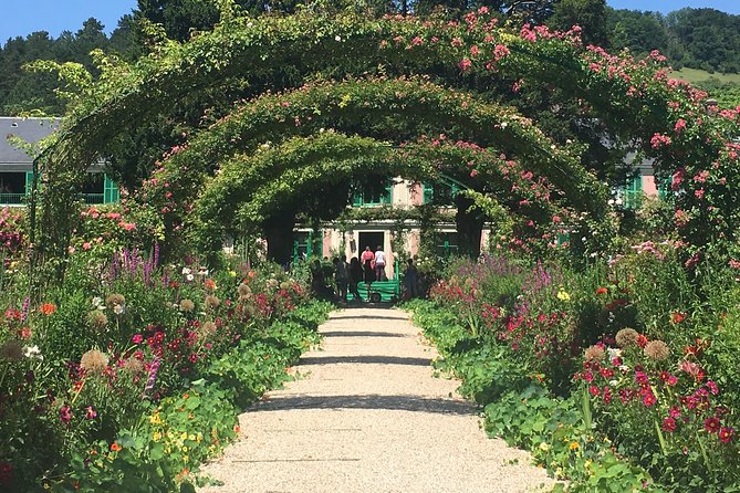 Versailles Palace & Giverny Private Tour with Lunch&Hotel Pick-up - The drive and your lunch reset in Giverny country