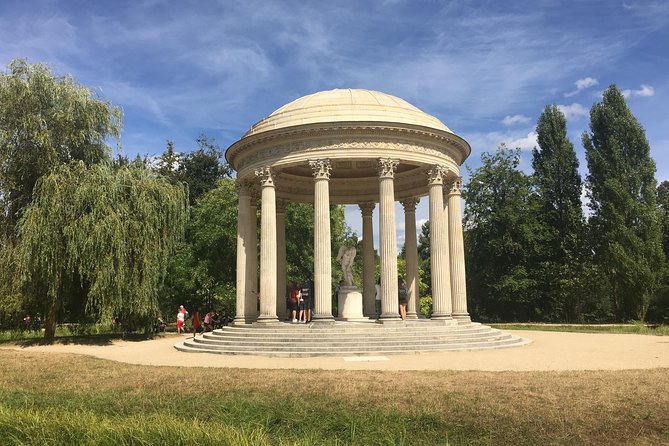 Versailles Palace & Marie-Antoinette's Estate Private Guided Tour with Lunch - Gardens time plus guided fountain zones: the best part needs flexibility