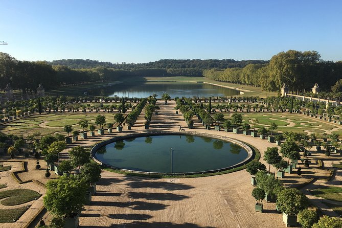 Versailles Palace Private Tailored Guided Tour With Hotel Pickup - The guide experience: local art historian storytelling, not just directions
