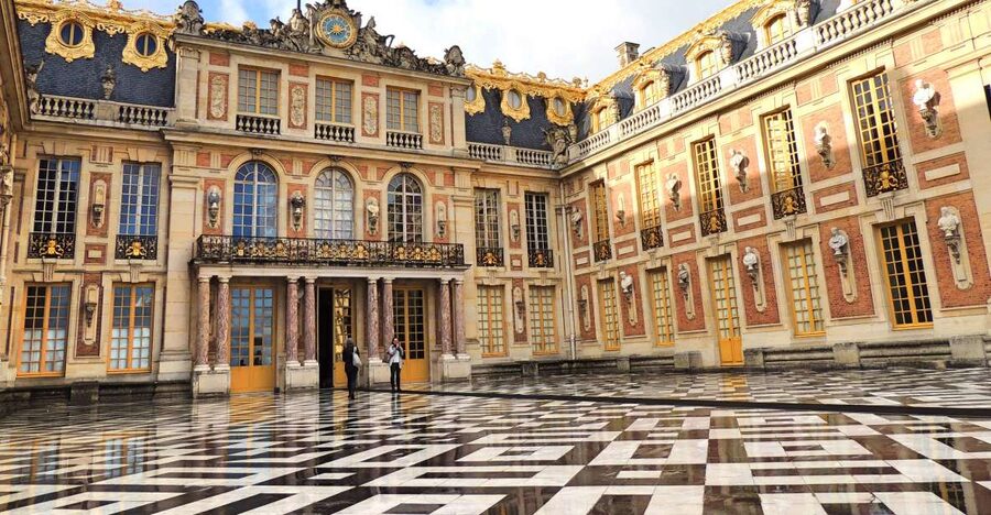 Versailles: Skip-the-Line Guided Palace Tour and Full Access - The Quick Orientation: Meeting Your Guide and Getting Headsets