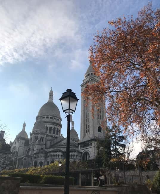 Visit the Montmartre district in Italian with a local guide - Meeting at Abbesses: quick start, clear handoff
