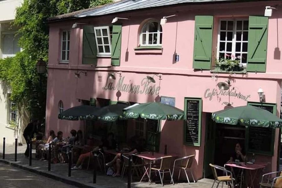 Visit the Montmartre district in Italian with a local guide - Place du Tertre: artists, views, and a real sense of place
