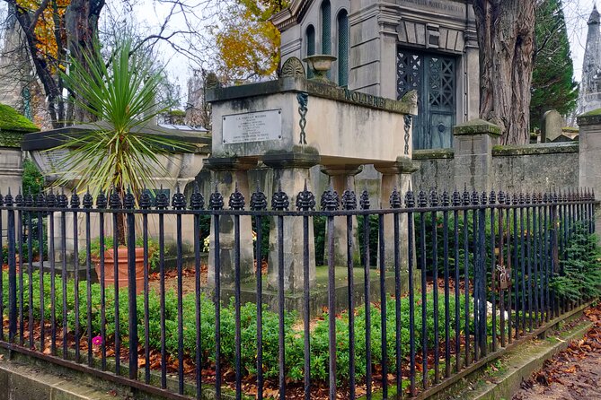 Visit to Père Lachaise Cemetery: a self-guided tour - The Big Consideration: App Confusion and Audio Expectations