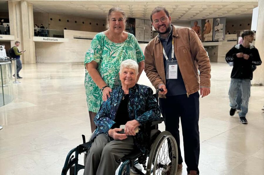 Wheelchair-Frendly Private Louvre Tour – Stress-Free & Easy - Meeting the guide: the Louvre Pyramid start point that actually works