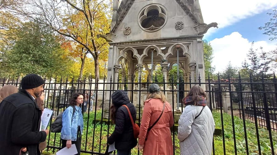 Who Killed Victor ? Escape Game at Père Lachaise Cemetery - Stop-By-Stop Reality: How the Mystery Walk Plays Out