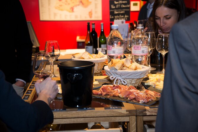Wine and cheese tasting in Bastille - Your starter: two cheeses, fresh baguette, and the right warm-up