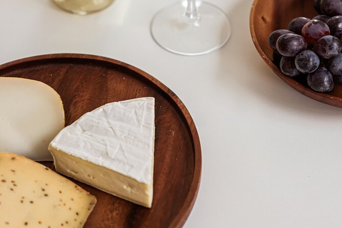 Wine & Cheese in Montmartre: A True Taste of France 6-ppl Max - Practical Tips: Shoes, Fitness, and How to Dress for Montmartre
