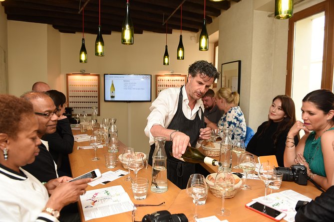 Wine Tasting In Paris - Visual aids, maps, and why this isn’t just a drink-and-chat evening