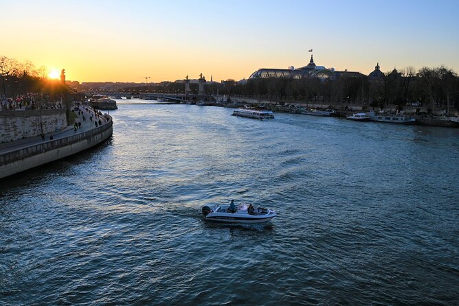Your Private boat Captain Guide Explore Historical Paris - From Port de Javel Haut to Île de la Cité: How the 90 Minutes Flow